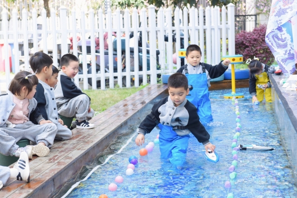 龙湾区滨江幼儿园化身科技游乐场 孩子们在游戏中探索科学知识